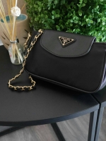 Best Seller! พร้อมส่งความแซ่บ กระเป๋าอเนกประสงค์ จากแบรนด์ PRADA มาค่า เป็น กระเป๋าผ้าไนล่อน ตามแบบฉบับของแบรนด์เลย ใบนี้มีสายยาวโซ่สลับหนัง (ปรับไม่ได้แต่ถอดสายได้คะ) **เลิศมาก สะพายเป็น shoulder bag ได้เลย **ขนาดกำลังดีคะ ตัวกระเป๋าเบามาก ใส่มือถือ7+ได้