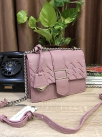 Charles&kieth chevron detail textured slingbag 2017 กระเป๋าหนัง PU ขนาดมินิหนังเนื้อเรียบ ดีไซน์เก๋ ด้านหน้ามีแทคห้อยแบรนด์ เย็บซิกแซกเก๋ มาด้วยสี 2 tone มีตัวล็อคหน้าแบบเข็มขัด ปั๊มแบรนด์บนโลหะ สายสะพายโซ่คั่นหนังรองบ่า ภายในมี 2 ช่อง มีช่องซิปเล็ก เปิดป