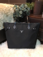 งานพรีเมี่ยมกิ้ฟ จากเคาเตอร์ต่างประเทศนะคะ 🎈 คุ้มจุใจสาวๆค้า ใบนี้ Must Have item! กระเป๋าสะพายทรง TOTE ใบใหญ่ จากพรีเมี่ยมกิ้ฟท์เคาเตอร์แบรนด์ PRADA อะไหล่เงินทั้งใบ เปิดปิดด้วยซิป สะพายไหล่ได้ ไม่ติด จุคุ้มมากสุดๆค่ะ ใส่เสื้อผ้า 1-2 วันได้สบาย ด