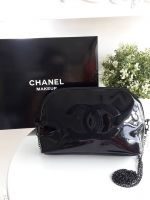รุ่นใหม่ค้าา♡ Chanel precision luxury leather clutch with chain จากงานพรีเมี่ยมกิ๊ฟ แบรนด์ดังหนังแก้วมันสวยหรู ด้านหน้า ตกแต่งโลโก้แบรนด์บนเฟอร์สีดำ สายโซ่ยาวสีดำสุดหรู สายถอดเก็บได้ ด้านในบุผ้ามันสีแดง ปั้มแบรนด์แท้ จุของได้เยอะ ใส่มือถือได้ทุกรุ่