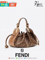 Fendi Pomodorino Brown FF Fabric Mini Bag กระเป๋าถือหรือสะพายไหล่ วัสดุผ้าโพลีเอสเตอร์ ลายแบรนด์ ผสมหนังวัวแท้ เปิดปิดด้วยเชือกรูด ทรงน่ารัก กะทัดรัด น้ำหนักเบา ใส่โทรศัพท์ i-phone+ ได้ สวยหรูลูกคุณหนูที่สุดเลยค่าใบนี้