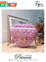 CHANEL Heart Bag Lambskin & Gold-Tone Meta สวยมาก มงลงมาก!! กระเป๋าสะพายสุดคิ้วท์ ที่ดีไซน์รูปทรงหัวใจไม่ซ้ำใคร น่ารักทุกสี น่าใช้ไปเลยแม่!! วัสดุหนังแกะฟอกสี เปิด-ปิดด้วยซิป ด้านหน้ามีช่องเก็บของจุกจิก ภายในเป็นช่องโล่ง ใส่มือถือ ใส่กระเป๋าสตางค์สั้นได้ 