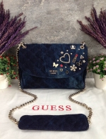GUESS WOMEN BAG JEAN กระเป๋าสะพายไหล่หรือ crossbody สุดชิค วัสดุผ้ายีนส์ ด้านหน้าติด logo brand เพิ่มดีเทลดีไซน์ตกแต่งที่ด้านหน้ากระเป๋า เปิดปิดกระเป๋าแบบแม่เหล็ก ใช้งานง่าย ภายในมี 2 ช่อง แต่ละช่องกว้างใส่ของได้จุ และยังมีช่องซิปเล็กใส่ของจุกจิกได้อีกค่ะ
