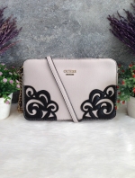 GUESS CROSSBODY DEVYN BAG 2018 กระเป๋าสะพายรุ่นใหม่ล่าสุดทรงเหลี่ยมหนังสวยอยู่ทรงด้านหน้ามีโลโก้และปักหนังขึ้นลายนูน สวยเก๋ดูมีดีเทลเปิดปิดด้วยซิปประดับแม่กุญแจ ภายในโล่งกว้างใส่กระเป๋าสตางค์ใบยาว มือถือ ของจุกจิกได้เยอะ มีช่องซิปและช่องใส่ของจุกจิก ซับใน