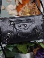 มาตามคำเรียกร้องคะสำหรับ size นี้ รอบนี้ ได้ ของ KEEP BRAND มาคะ รับรองความสวย 😍กระเป๋า KEEP Milan shoulder &clutch bag ตัวกระเป๋าผลิตจากหนังแกะเทียม ลายหนังชัดเจน สวย อะไหล่สีดำเข้ากับกระเป๋าสุดๆคะ จุดเด่นคือ สามารถใช้งานได้แบบ 2 in 1 เลยคะ ถือคล้