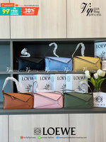 Loewe Puzzle Hobo bag กระเป๋ารุ่น Puzzle มีความพิเศษในหลายด้าน ไม่ว่าจะเป็นรูปทรงที่แปลกใหม่ มินิมอลด้วยโลโก้อนาแกรมแบบประทับ ดูหรู เป็นกระเป๋า Unisex ที่ไม่ว่าคุณจะเป็นผู้หญิงหรือผู้ชายก็ใช้งานได้ ลายกระเป๋าได้มาจากการนำหนังมาเย็บต่อกันทั้งหมด ถึงแม้ว่าข