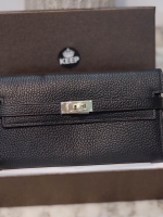 New arrival! Keep wallet milano leather bag มาใหม่ งานกระเป๋าสตางค์ใบยาว จุดเด่น หนังวัวแท้สวยๆ ลายหนังชัดสวยมากๆคะ ตัวกระเป๋าทรงสุดฮิตไม่ควรพลาด หนังดูแลรักษาง่าย ทนทานคะ อะไหล่ทองหรู ดีงามที่สุด ภายใน มีช่องใส่บัตรเยอะ พร้อมช่องใส่เหรียญ อย่างดี ใส่มือถ