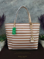 KATE SPADE HYDE LANE STRIPED RILEY LEATHER TOTE BAG กระเป๋าสะพายทรง Tote Bag หนังสวยอยู่ทรง โดดเด่นที่สีทูโทนลายทางห้อยโลโก้ TAGcที่หูกระเป๋า ด้านหน้าประดับโลโก้ มี1ช่องใส่ของ ภายในมีช่องซิป และช่องใส่มือถือ กว้างและจุ ใส่ ipad notebook เอกสาร A4 กระเป๋าส