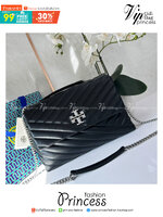 TORY BURCH KIRA CHEVRON CONVERTIBLE SHOULDER BAG กระเป๋าสะพายไซส์ใหญ่ หรูหราสุดคลาสสิก วัสดุหนังแกะทั้งใบ เปิด-ปิดด้วยกระดุมแม่เหล็ก ภายในเป็นช่องโล่ง ใส่ของสำคัญได้ครบ สายสะพายในตัวปรับได้ 2 แบบ สะพายไหล่โซ่คู่หรือจะ ครอสบอดี้ก็เริ่ดคะ