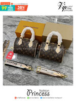 LV Speedy Bandoulière 20 Bag Monogram Canvas กระเป๋าทรงหมอนไซส์เล็กน่ารัก ดีไซน์น่าใช้มากๆ พิมพ์ลายโมโนแกรม ภายในเป็นช่องกว้าง มาพร้อมสายสปอร์ตสวยเท่ห์มาก ใบจริงสวยเกินเบอร์!! ไม่ผิดหวังจ้า