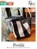 Rally movement the bag Knit Black เป็นไอเท็มที่ฮอตสุดๆแห่งปีจริงๆ กับกระเป๋าทรงบัคเก็ต น้ำหนักเบาๆ ฮอทติดลมบน จุของได้แบบหนำใจ ทอลายโลโก้ด้วยเทคนิค Sturdy Stretch Knit