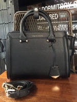 Charles&keith Structured Trapeze Detail Bag สำหรับคอลเลคชั่นใหม่ 2018 เพิ่มสีสวยๆโดนใจให้คุณได้เลือก ตัวกระเป๋าวัสดุหนัง PU อยู่ทรงน่าใช้ ภายในช่องใหญ่จุของได้เยอะม๊วกกก ช่องซิปเล็กด้านใน และช่องเก็บของจุกจิก เปิด-ปิดด้วยซิปรูดลื่นใช้งานคล่องตัว สายสะพายถ