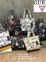 GUESS Women's Medium Floral Tote Bag กระเป๋าถือ คล้องไหล่หรือสะพาย ขนาดกลาง วัสดุหนังpu ลายดอกไม้ชนิดต่างๆรอบใบ เปิดปิดใช้งานด้วยซิปเดียวด้านบน ภายในมีกว้างใส่กระเป๋าสตาวค์ยาว มินิไอแพคได้ หูจับและสายสะพายปรับระดับได้ มาพร้อมกุญแจโลโก้guess สวยน่ารัก