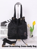 Chanel Drawstring Cross-body Bag (2017) วัสดุ (Material) : Nylon กระเป๋าจากแบรนด์ chanel รุ่นใหม่ปี 2017 มาแล้วค่า ไม่ต้องบรรยายดูจากรูปได้เลย สวยมาก ได้ลุคคุณหนูมากกก ตรงอะไหล่ทองปั๊มโลโก้ อย่างดี เป็นทรงกระดุมแม่เหล็กค่ะ