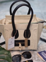 งานแท้ชนช้อป Hot item!! รุ่นใหม่ล่าสุด กระเป๋าทรงหรู look like Celine brand หนังดีมาก จาก แบรนด์ massimo dutti ค๊า ใบนี้ อยู่ทรงสวยคะ หนังเนื้อดี เรียบหรูคะ ขนาดกำลังดีเลย จุของคุ้มมากสำหรับผู้หญิง ภายใน มีช่องซิปย่อย แยกเป็นสัดส่วน ปากกระเป๋าปิด ด้วยซิปอ