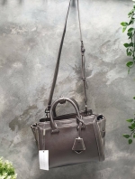 กระเป๋าถือ/สะพายข้าง ขนาดกลาง ด้านหน้าปั๊มโลโก้แบรนด์ ด้านหน้าเป็นหนังเรียบตัดกับด้านข้างเป็นหนังคาร์เวียร์ออกแบบมาให้เรียบหรู ด้านหลังมีซิป 1 ช่อง หูกระเป๋าสามารถพับลงได้ ส่วนด้านในกว้างมากค่ะ ออกแบบมาให้ใส่ของได้จุใจแบบไม่มีช่องแบ่ง มีช่องซิปด้านข้างและ