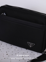 Prada messenger bag สินค้า Premium gift messenger bag วัสดุ nylon เนื้อหนาอย่างดี อะไหล่เงิน สวย ดูดี สไตล์ Prada เลยค่ะ สายยาวสามารถปรับได้ (ถอดไม่ได้) ตัวสายพิมพ์ลายแบรนด์ เรียบหรูมาก จะสะพายไหล่ หรือสะพายข้างก็ได้ทั้งนั้นเลยค่า จุของได้เยอะพอประมาณเลย 