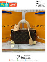 ORI หนังแท้ | LV Petite Valise Trunks S-lock Monogram canvas กระเป๋าสะพายทรงทรังค์ดีไซน์ขนาดเล็กพกพาสนุก เปี่ยมไปด้วยพลังและหรูหรา แคนวาสเคลือบลายโมโนแกรม ตัดขอบด้วยหนัง และฮาร์ดแวร์สีทอง ทรังก์เดินทางสไตล์เฟมินีนที่คุณควรมีในครอบครอง