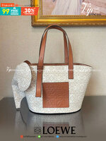 LOEWE Canvas Elephant Bag In Anagram Print คอลเลคชั่นใหม่ล่าสุดเลยค่ะ น้องช้างน่ารักมากมาย งานแบรนด์หรูจากประเทศสเปน โลเอเว่ (LOEWE) กระเป๋ารูปทรงช้างเป็นเหมือนหนึ่งในซิกเนเจอร์ของแบรนด์ ดีไซน์คงเอกลักษณ์วัสดุ Anagram Canvas Jacquard Fabric ผสมผสานกับหนัง