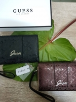 Guess leather wallet กระเป๋าสตางค์ใบกลาง มีสายคล้องมือสามารถถอดได้ ด้านหน้าแต่งโลโก้แบรนด์โลหะสีเงิน ภายในมีช่องใส่ธนบัตร,เหรียญ บัตรต่างๆ ปิดเปิดใช้งานสะดวก