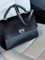 สินค้าเข้าใหม่จาก แบรนด์ charles&keith รุ่นหายาก!!! สวย หรู คุ้มเกินราคาคะ ตัวกระเป๋า เป็นหนัง ติดขน fur สั้น สีดำ สวย เก๋ มากคะ ตัดกับอะไหล่สีเงิน ขนาดกำลังดี จุของได้เยอะ สามารถถือ หรือ สะพายข้างได้ ภายในมี ซับในอย่างดี มีช่องใส่ของจุกจิก 2 ด้านเลยคะ #ส