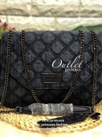 GUESS LOLLI CONVERTIBLE CROSSBODY BAG รุ่นแนะนำค่ะ!! กระเป๋าสะพายข้าง//ทบสายสะพายไหล่ได้ วัสดุหนังลายนวม ด้านหน้ามีอะไหล่โลโก้แบรนด์ เปิดปิดกระเป๋าแบบกระดุมแม่เหล็ก ภายในกว้างสามารถใส่ของจุ ใส่กระเป๋าสตางค์ใบยาวได้ค่ะ มีช่องซิปและช่องเล็กใส่ของจุกจิกน่ะค่