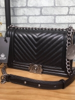 BestSeller! Keep chain large shoulder bag กระเป๋าทรงยอดฮิตคะ รุ่นนี้รับประกันความสวย ตัวกระเป๋าหนังแกะสังเคราะห์เนื้อดีมากๆ ขนาดกะทัดรัด ภายในสีแดง มีช่องใส่ของจุกจิก สายโซ่ปรับได้ 2 แบบทั้งสายสั้น สายยาว สะพายพาดลำตัวได้คะ น่ารักมาก ใส่มิกส์แอนแมท ได้ง่า