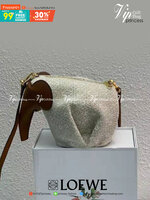 LOEWE Mini Canvas Anagram Jacquard Elephant Bag คอลเลคชั่นใหม่ล่าสุด น้องช้างไซส์มินิน่ารักมากมาย งานแบรนด์หรูจากประเทศสเปน โลเอเว่ (LOEWE) กระเป๋ารูปทรงช้างเป็นเหมือนหนึ่งในซิกเนเจอร์ของแบรนด์ ดีไซน์คงเอกลักษณ์วัสดุ Anagram Canvas Jacquard Fabric ผสมผสาน