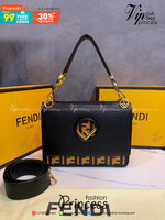 FENDI KAN leather bag เกรดออริจินอล ด้วยสีและลวดลายคลาสสิกตามแบบแบรนด์ เข้าได้กับสาวๆ ทุกสไตล์ บ่งบอกความเป็น FF ได้อย่างสมบูรณ์แบบ โทนสีแมตช์กับเสื้อผ้าได้ง่าย เสริมลุคสาวมั่นก็ลงตัว หรือเปลี่ยนมาติดสายสะพายยาวเพื่อสะพายคาดลำตัวก็ได้ความชิลและคล่องตัวไปอ