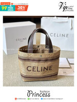 CELINE Small Raffia Tote Bag กระเป๋าทรงโท้ทไซส์กำลังสวย ผลิตจากผ้าแคนวาสทอชนิดพิเศษ สีน้ำตาลคลุมโทน สีสวยดูผู้ดี ใครที่กำลังมองหาโท้ทจุของได้เยอะ แต่ยังคงความคลาสสิก แนะนำใบนี้เลยค่ะ