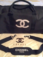 Best Price♡♡ ใช้ได้ทั้งหญิงชาย 💃💃 กับทรง travel & fitness bag กับ Chanel VIP Gift Bag Travel Bag Gym Duffel Weekend จากงานพรีเมี่ยมกิ้ฟแบรนด์หรูอย่าง Chanel ของแท้100% ตัวกระเป๋าเป็นผ้า Oxford หนาอย่างดี สกรีนโลโก้แบรนด์ตัดสี