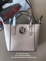 GUESS MINI CROSS BODY BAG กระเป๋าถือหรือสะพายรุ่นฮิตจาก GUESS FACTORY วัสดุ หนังแก้ว คุณภาพดี นิ่ม น้ำหนักเบา ด้านหน้าประดับด้วยโลโก้แบรนด์สุดหรู เปิดปิดกระเป๋าด้วยซิปสะดวกใช้ ด้านในโล่งกว้าง ซับในลายแบรนด์ สายสะพายยาวปรับได้ฟรีไซร์ ยาวสุด57cm. หูหิ้วปรับ
