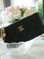 New Arrivals 2018 ♡ กับแบรนด์ดังอย่าง Chanel ตัวนี้มีมาให้สะสมจาก PERFUME COLLECTION ของสมนาคุณจากแบรนด์คะ วัสดุ NYLON แบบหนาเต็มใบ กันน้ำได้ *อะไหล่ทอง เปิดปิดด้วยซิปที่ห้อย CC สุดหรู + ลูกตุ้มกิมมิคน่ารัก ด้านในใส่เหรียญ+แบงค์ ของจุกจิกได้ ใส่ iP