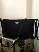 Best seller สินค้าเข้าใหม่ งานพรีเมี่ยมกิ้ฟจากเคาเตอร์ต่างประเทศ กระเป๋า สวยๆ จาก แบรนด์ PRADA เปนกระเป๋า เครื่องสำอางค์ แต่มีสายสะพายยาวให้ 2 สาย เป็นแบบคล้องแขน และสะพายข้างลำตัว เลิศมาก ใช้เป็น shoulder bag ได้เลยค่า หรือ ถือลำลองสวยๆ ก้อเลิศคะ คุ้มมาก