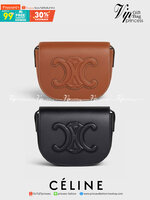 VIP 】CELINE FOLCO CUIR TRIOMPHE in Smooth Calfskin ใหม่ล่าสุดของแบรนด์CELINE ให้ลุคชิคแอนด์ชิล (GWP) พรีเมี่ยมกิ๊ฟ Limited Edition จาก CELINE PERFUME DUTY FREE COUNTER วัสดุหนังแท้ (Calfskin) ขนาดกระทัดรัด น้ำหนักเบา โดดเด่นด้วยดีไซน์โลโก้แบรนด์ที่ด้านหน้