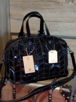 รุ่นใหม่ค่า 👍ทรง speedy ขายดี น่ารักมาก จากแบรนด์ David Jones กระเป๋าสะพายข้างดีไซน์เกร๋มาก สีดำเงาสวยหรูมาก ขนาดกะลังดีเลย น้ำหนังเบามากคะ ภายในมีช่องเก็บของจุกจิกได้ #มีถุงผ้าแบรนด์ให้คะ #ใบจริงสวยมากคะ #ดีต่อใจ