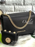 VERSACE JEAN SHOULDER BAG SYNTHETIC 2019 กระเป๋าสะพายข้าง//หิ้วได้ วัสดุหนังอย่างดี สวยงามค่ะ ด้านหน้ามีโลโก้แบรนด์ เปิดปิดแบบกดล็อค ภายในกว้าง สามารถใส่กระเป๋าสตางค์ใบยาวได้ ของอื่นๆพอประมานเลยค่ะ มีช่องซิปและช่องโล่งให้ สายสะพายแบบโซ่มีหนังรองบ่า สามารถ