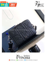 DIOR Zipped Pouch with Strap Black Dior Gravity Leather / Dior Trunk Messenger Bag กระเป๋าสะพายทรงแมสเซ็นเจอร์ ทรงพอชรูปทรงทันสมัย สง่างามเหนือกาลเวลา เกรดท็อปออริ สลับแท้ 1:1