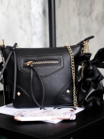 รุ่นใหม่ล่าสุดเลย ห้ามพลาดน๊า !!! ทางร้านได้ รุ่นสุด Chic ทรง mini mini น่ารักๆ จากแบรนด์ KEEP รุ่น Teena shoulder chain bag (( ขนาดใส่มือถือได้ทุกรุ่นคะ )) กระเป๋าสะพายข้างใบ เล็ก กะทัดรัด หนังเนื้อดี ลายหนังชัด ทนทานคะ น้ำหนักเบา ดีไซด์ ทันสมัย เข้าได้ก