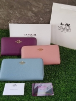 Coach longvwallet กระเป๋าสตางค์ใบยาวซิปรอบ ด้านหน้าตประดับโลโก้แบรนด์ อะไหล่ทอง ซิปแบรนด์ปั๊ม ภายในมีช่องใส่บัตร 1 2ช่อง และช่องใส่ธนบัตร 3 ช่อง มีช่องซิปกลางใส่เหรียญค่ะ