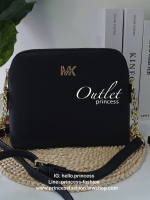 MICHEAL KORS CHAIN CROSSBODY BAG กระเป๋าสะพายแบรนด์ดังทรงสุดฮิตหนัง SAFFIANO ทั้งใบ ด้านหน้าประดับโลโก้แบรนด์ MK สีทอง ขนาดกำลังดี เปิดปิดด้วยซิปสะดวกใช้ ภายในบุผ้าแบรนด์ มีช่องซิปและช่องใส่มือถือ ด้านหลังมีช่องใส่ของจุกจิก อีกหนึ่งช่องพร้อมกระดุมแม่เหล็ด