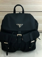 ล็อตใหม่ รุ่นแนะนำค้าา♡ กระเป๋าเป้ทรงสวย Prada Nylon Backpack With Pocket วัสดุผ้าไนล่อน กันน้ำเนื้อหนาอย่างดี ใบนี้ ดีไซต์สวยเก๋ เป้แบบหูรูด **ทรงสวยน่ารัก เปิดปิดด้วยกระดุมแม่เหล็ก เข็มขัดปรับได้ ด้านหน้ามีกระเป๋าอีก 2 กระเป๋าเปิดปิดด้วยซิป ด้านใ