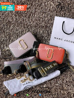 Marc Jacobs Snapshot Bag กระเป๋าแบรนด์ดังจากสัญชาติอเมริกัน นับได้ว่ารุ่นนี้เป็นรุ่นทรงฮิตเลยทีเดียว โดยด้านหน้ากระเป๋าจะเป็นโลโก้แบบโลหะที่เป็นสัญลักษณ์ของแบรนด์นี้ มาพร้อมสายสะพายที่จะสะพายยังไงก็ดูโดดเด่น เพราะขนาดใหญ่ที่สกรีนตัวอักษรโลโก้ ในรูปแบบต่าง