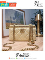 Chanel camellia vanity case bag พลาดไม่ได้เลยกับคอลสุดแซ่บ ดีไซน์ใหม่ 2023 นอกจากความคลาสสิคของรูปทรง ตัวอะไหล่ก็ยังปรับเพิ่มดีเทลความหรู
