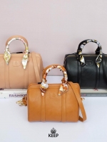 พร้อมส่ง สามสีเลยนะค่า ชอบสีไหน จัดเลยค่า หนังสวยมากรุ่นนี้ การันตี ยอดขายมากกว่า 3000 ใบแล้วค่า 😘🙏🏻 👜ดีเทลกระเป๋า 🌵สินค้าขายดี ขนาด มินิ หนังแกะสังเคราะห์ สวยมากคะ >> รุ่น KEEP sheep leather Pillow bag สวย น่