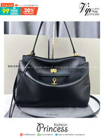 Balenciaga Rodeo Medium Handbag in Black 35cm กระเป๋าสะพายหนังเรียบผิวสัมผัสนุ่มสบายผิว ดีไซน์เรียบหรูตามเอกลักษณ์ของแบรนด์ ภายในโล่งกว้าง จุของได้เยอะ ใบจริงน้องสวยน่าใช้มาก จัดให้ครบเซ็ทในราคาน่ารัก ห้ามพลาด!!