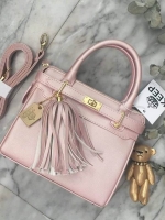 Best Seller ขายดีที่สุด สีใหม่มาเพิ่ม Love spell #สีชมพูอ่อนๆผสมกลิ้ตเตอร์นิดๆ จากรุ่น KEEP saffiano office hand bag with frink key สี Pastel collection สวย น่ารัก ขนาดตอบทุกโจทย์การใช้งาน เห็นแล้ว #เลิฟเลยค่า ตัวกระเป๋าขนาดกำลังดี หนัง saffiano ดูแลรักษา