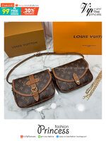 ORI หนังแท้ | Lv Marilyn White Multicolor Monogram Canvas Shoulder Bag สุดคุ้มกับกระเป๋าดีไซน์ใหม่ จัดคู่ดูโอ้ ได้ 2 ใบในราเดียว ปรับใช้งานได้ทั้งคาดเอวหรือสะพายได้ มาพร้อมสายสะพาย 2 แบบ ทั้งสายหนังและสายโซ่ คุ้มยิ่งกว่าอะไรทั้งหมดเลยค่า