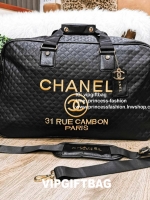 New Arrival! Chanel VIP Gift Large Travel Bag กระเป๋าใบใหญ่ Gift With Purchase (GWP) รุ่นใหม่ล่าสุด Limited Edition พรีเมี่ยมกิ๊ฟของเเท้จาก Chanel Counter ดีไซน์ทรงเหลี่ยมวัสดุหนังลายตารางเนื้อหนาสีดำกันนำ้ดูแลรักษาทำความสะอาดง่าย เปิดปิดด้วยซิปสะดวกใช้ ใ