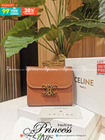 CELINE SHORT WALLET VIP กระเป๋าสตางค์ซีลีน หนังเรียบสวยอยู่ทรงมีโลโก้ด้านหน้าเปิดปิดด้วยฝาพับกระดุม ภายในมีช่องแบ่งหลายช่อง มีช่องใส่บัตรหลายช่อง ช่องใส่เหรียญ ช่องใส่ธนบัตร ใส่แบงก์พันได้เหมือนกระเป๋าสตางค์ยาวไอเท็มแนะนำ ล๊อตพิเศษ!! แถมสายโซ่สามารถสะพายไ